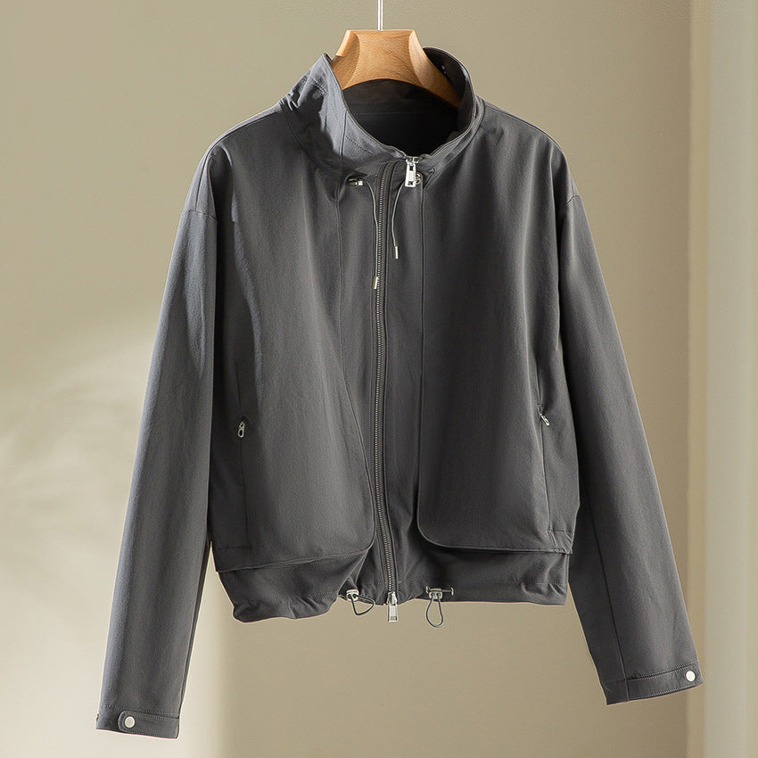 Damen Leichte Kurzjacke mit hohem Kragen, Tunnelzug und aufgesetzten Taschen Drune