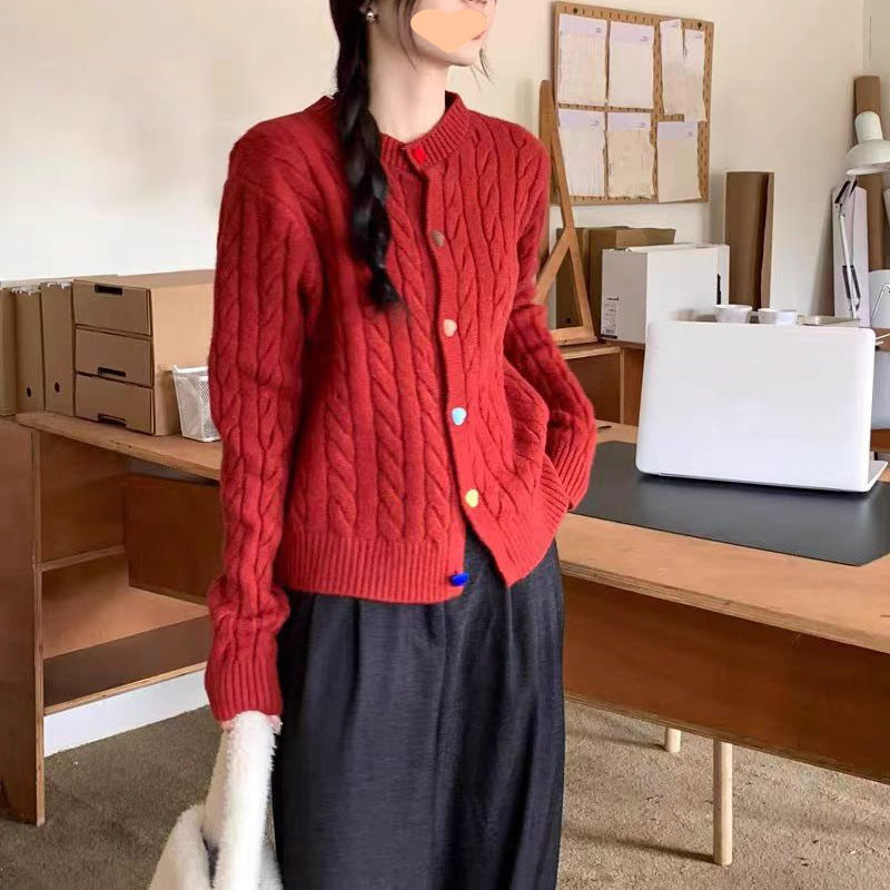 Damen Strickjacke mit Zopfmuster und bunten Knopfdetails Drune