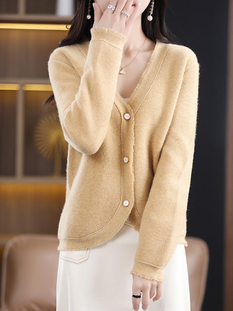 Damen Kurzgeschnittener V‑Ausschnitt‑Cardigan mit feinem Flor und Perlmuttknöpfen Drune