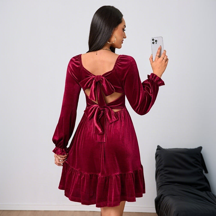 Damen Samtkleid mit quadratischem Ausschnitt, gerafften Puffärmeln und stufigem Tellerrock Drune