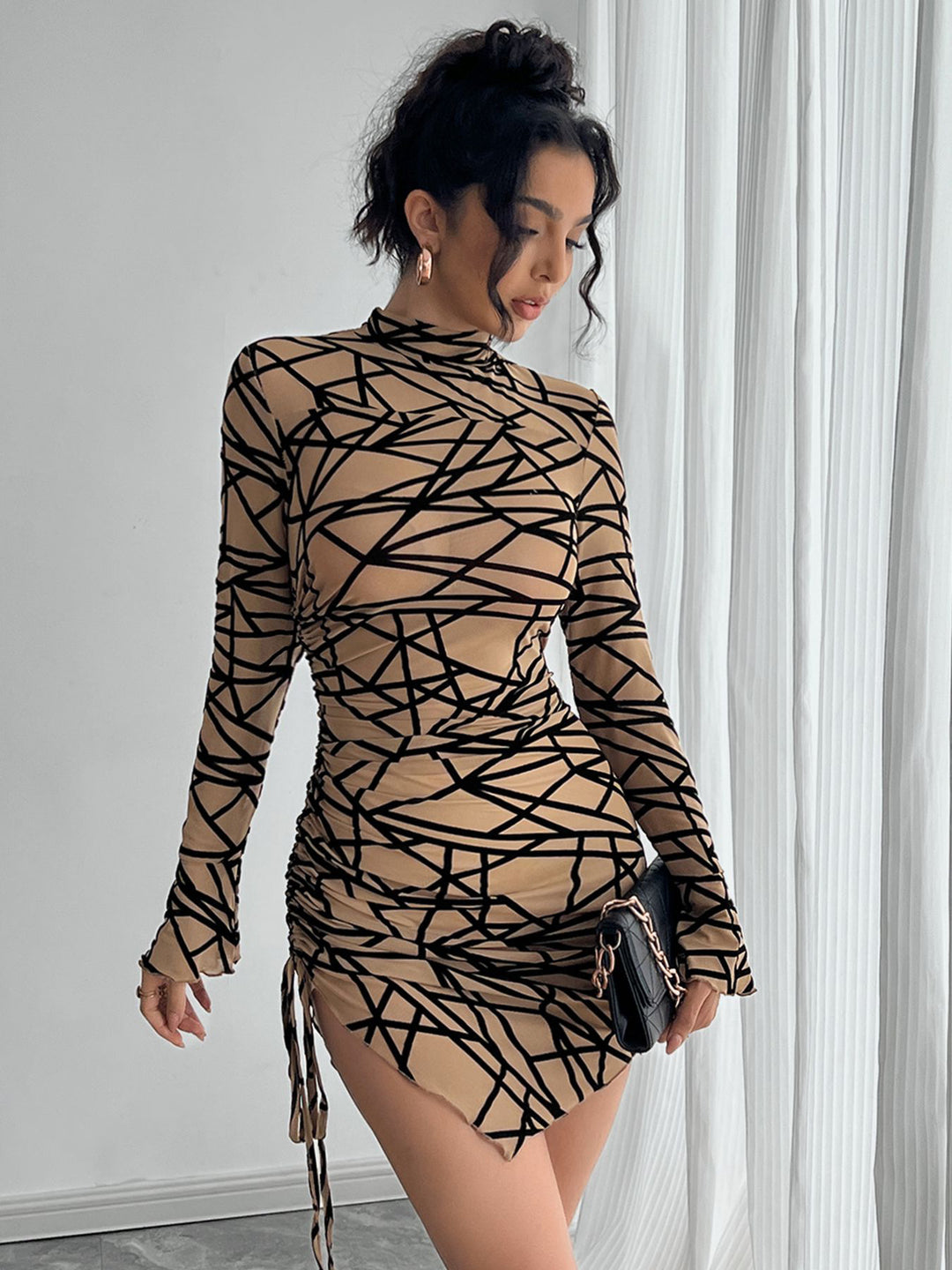Damen nan figurbetontes transparentes Langarm Minikleid mit Rollkragen und seitlicher Raffung Drune