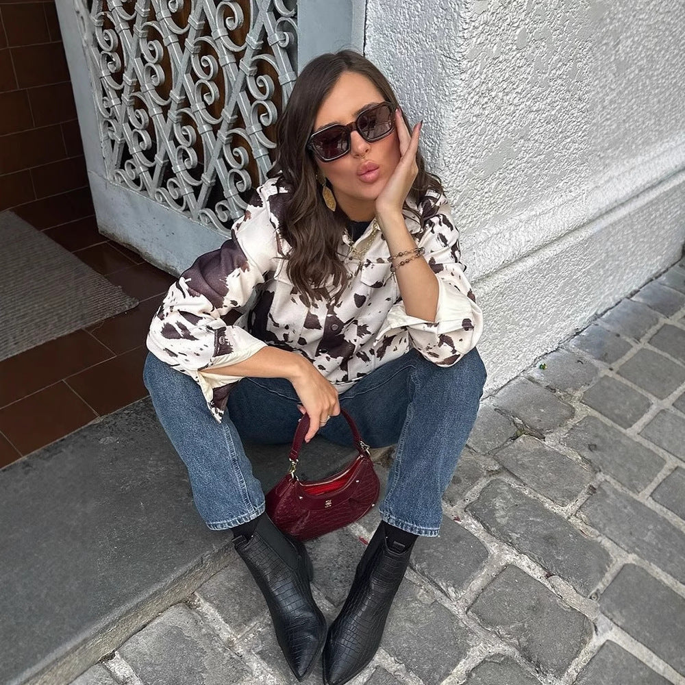 Damen Kurzgeschnittene Overshirt-Jacke mit Kuhflecken-Felloptik und Brusttaschen Drune