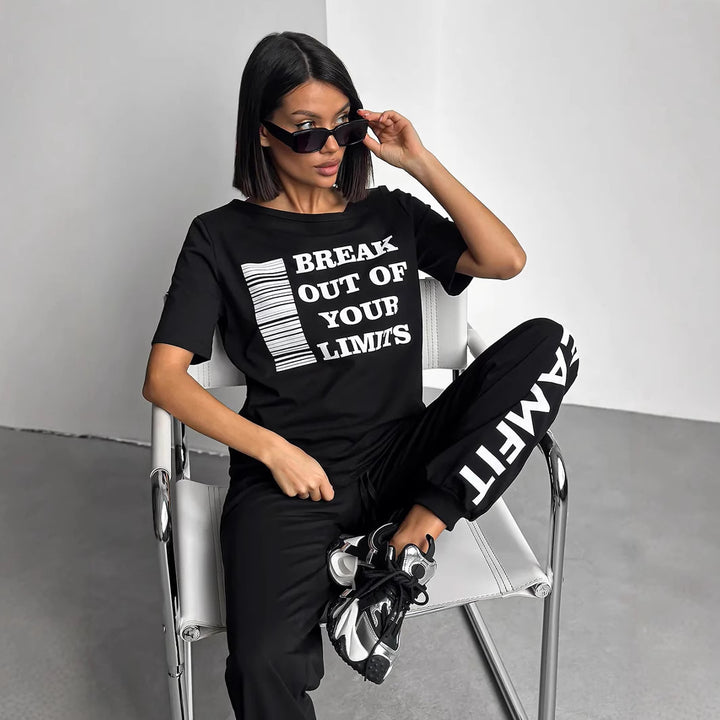 Damen lässiges Lounge-Set mit Cut-Out Schulter und Statement-Print Drune