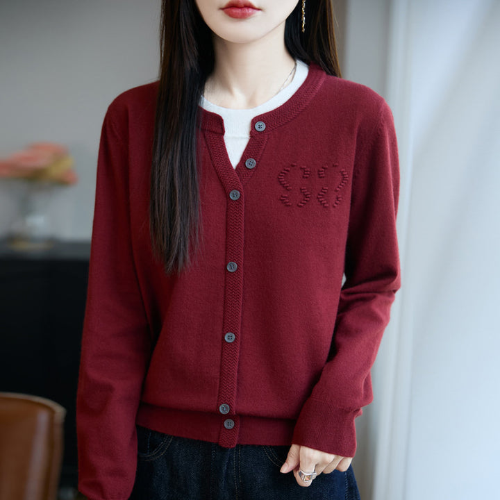 Damen Kurzer Feinstrick-Cardigan mit V‑Schlitzkragen, Rippenblende und dezentem Struktur‑Logo Drune