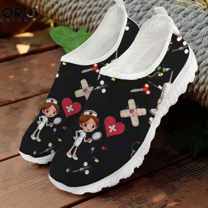 Damen Verspielte Slip-On Sneakers mit medizinischem Cartoon-Print, atmungsaktivem Mesh und gepolsterter Memory-Sohle Drune