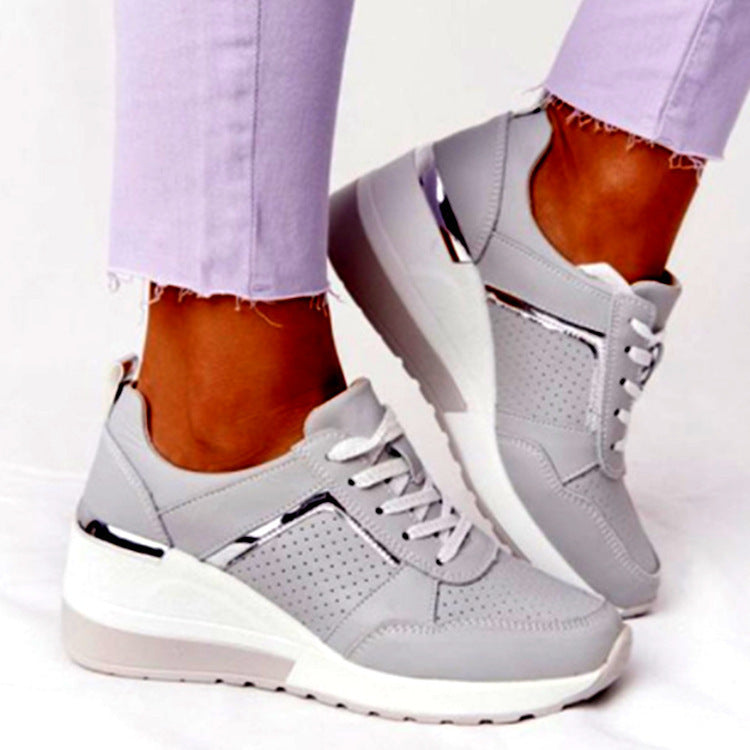 Damen Plateausneaker mit Keilsohle, Mesh- und Veloursmix, metallischen Zierdetails Drune