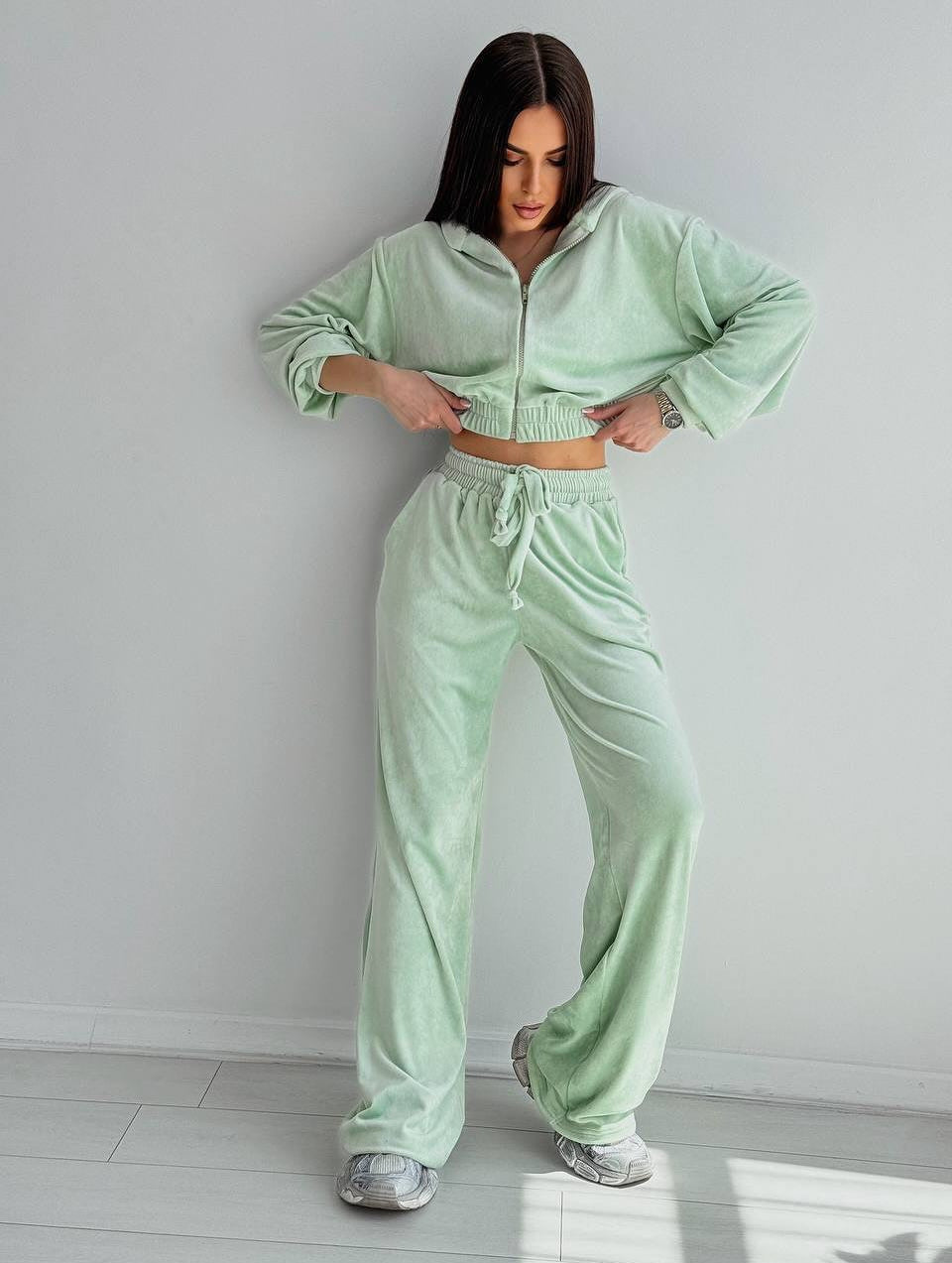 Damen Zweiteiliges Samt-Loungewear-Set mit Cropped-Zipjacke und weiter High-Waist-Sweathose Drune