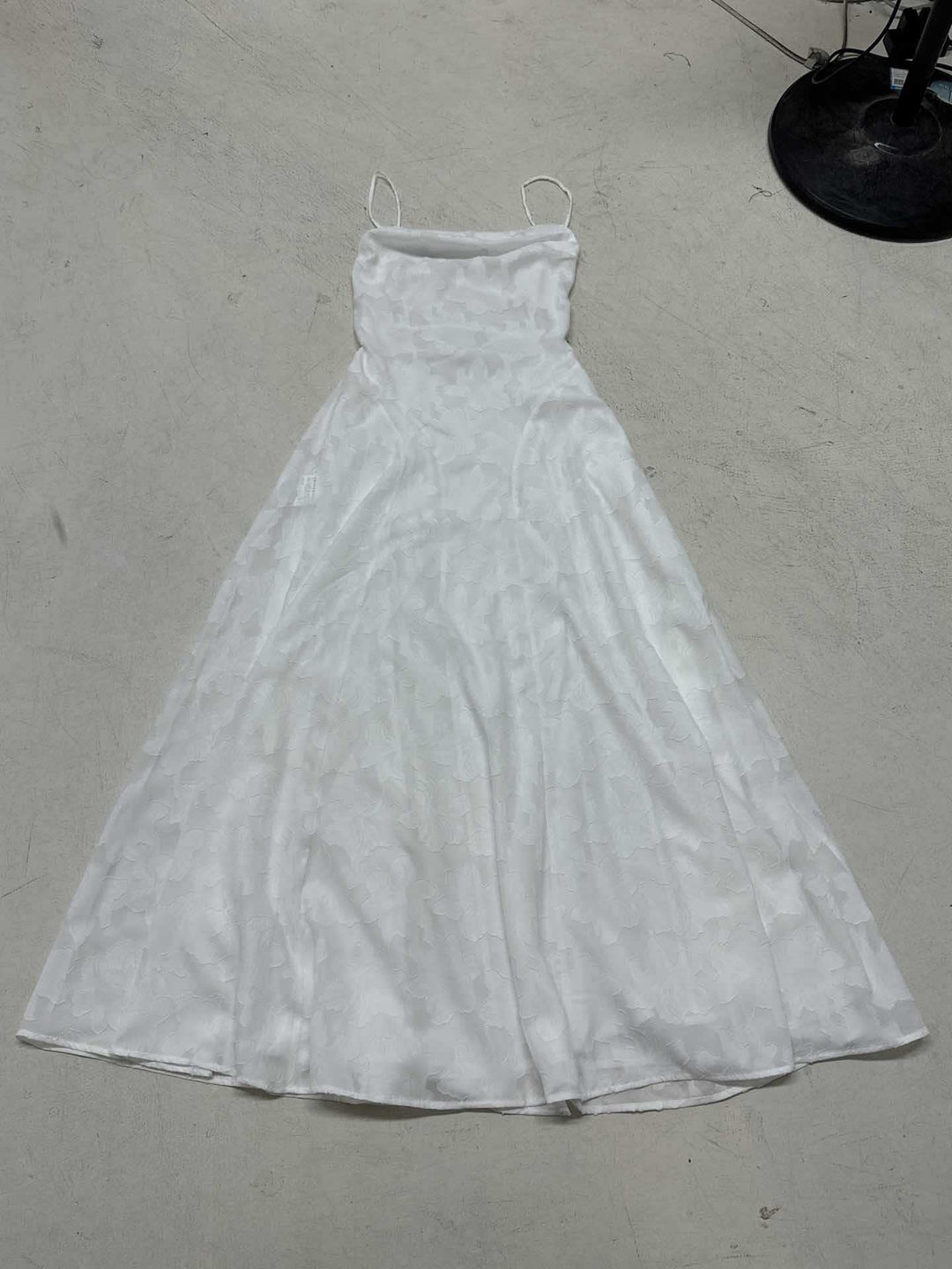 Damen Maxikleid mit zartem Blumendesign und schwingendem Saum Drune