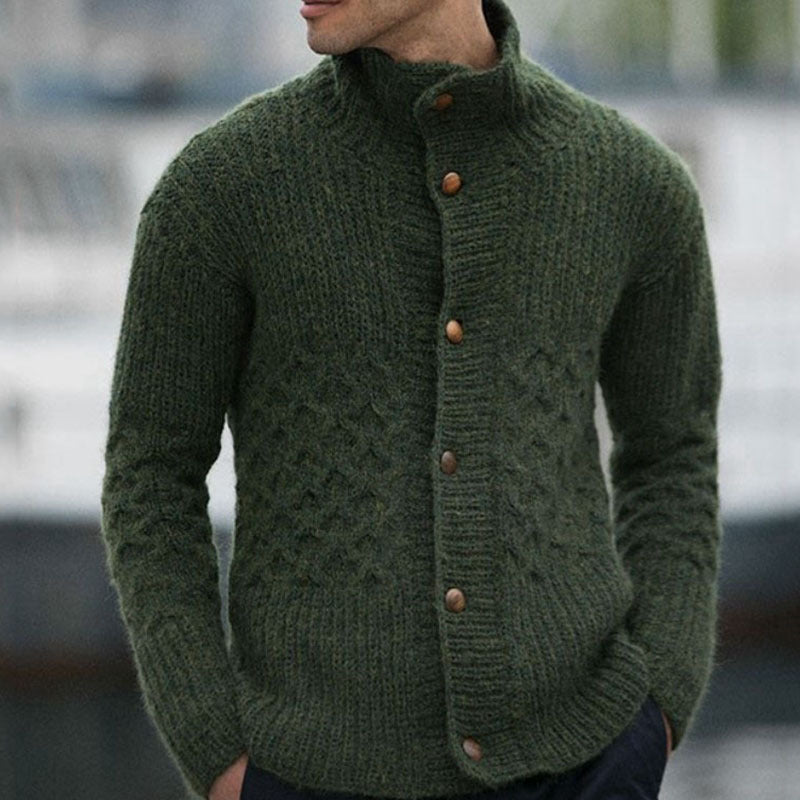 Herren Strickjacke mit dekorativem Zopfmuster und praktischem Stehkragen Drune
