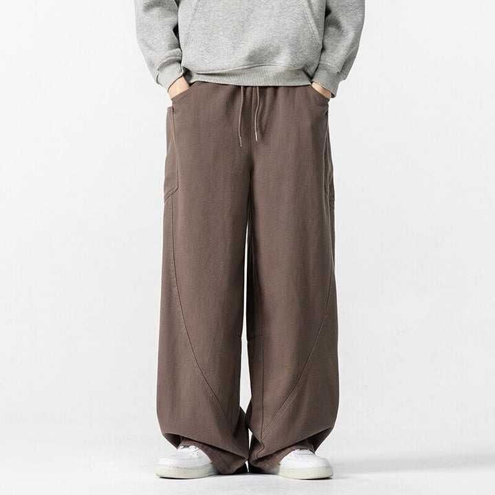 Herren Weite Loungehose mit Tunnelzug, aufgesetzten Taschen und markanten Panelnähten Drune