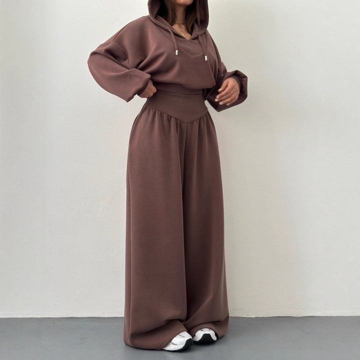 Damen Cropped Hoodie und weite Freizeithosen Kombination mit modischem Schnitt