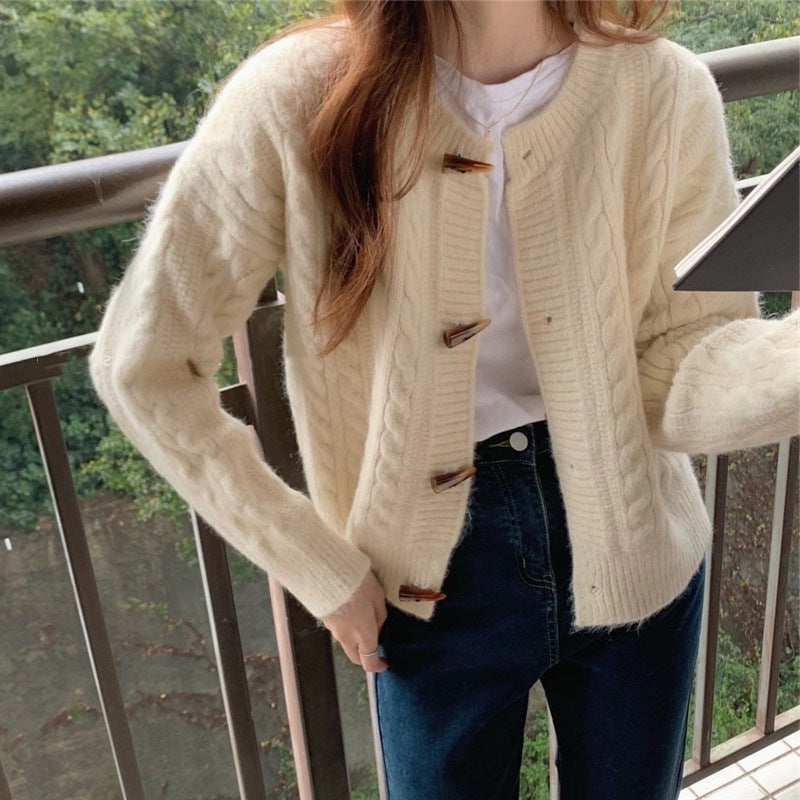 Damen Strickjacke mit Zopfmuster und eleganten Knopfdetails Drune