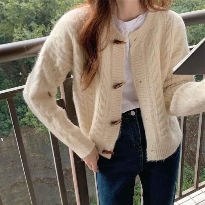 Damen Strickjacke mit Zopfmuster und eleganten Knopfdetails Drune