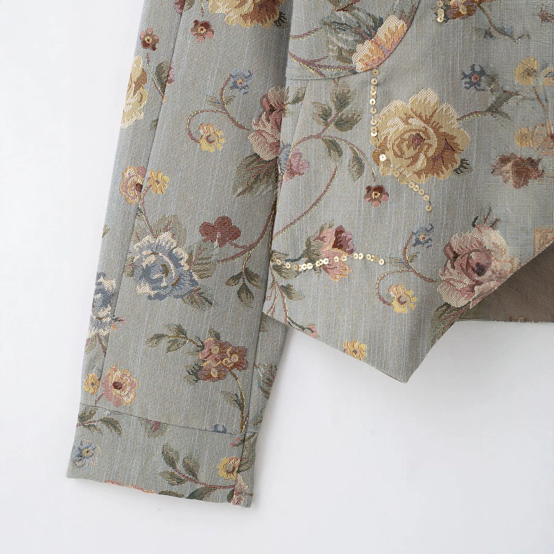 Damen Kurzjacke im Jacquard‑Blütenmuster mit Stehkragen und Zierknopfleiste Drune