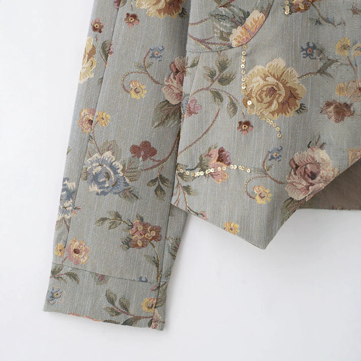 Damen Kurzjacke im Jacquard‑Blütenmuster mit Stehkragen und Zierknopfleiste Drune