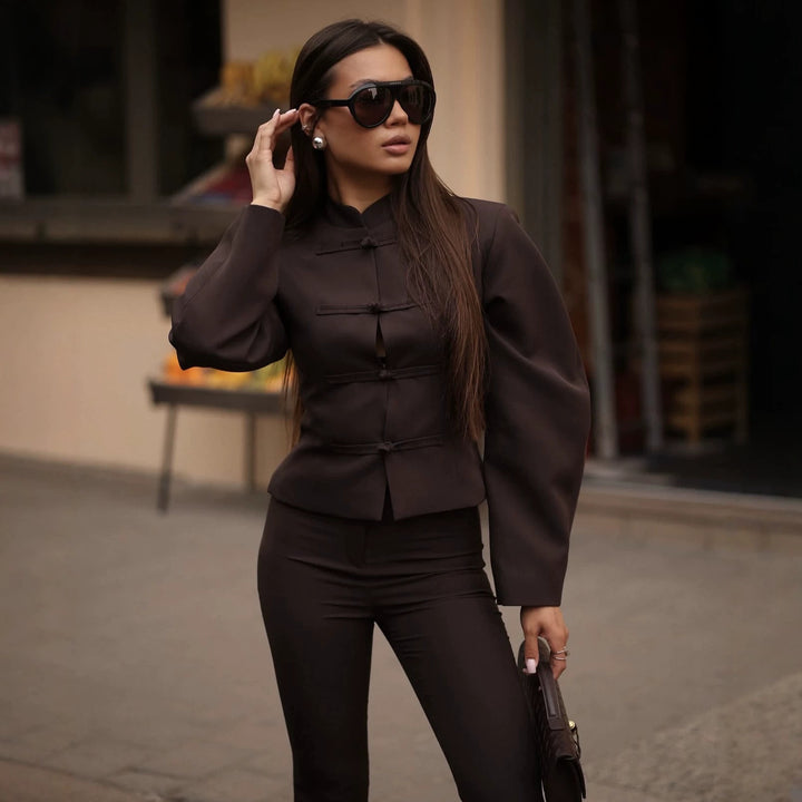 Damen Taillierte Kurzjacke mit Stehkragen und Knotenverschlüssen Drune