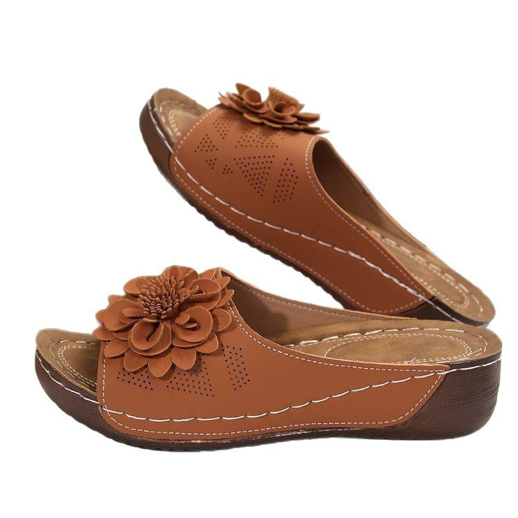 Damen Offene Zehen-Pantoletten mit Blumenapplikation, perforiertem Obermaterial und ergonomischer Keilsohle Drune