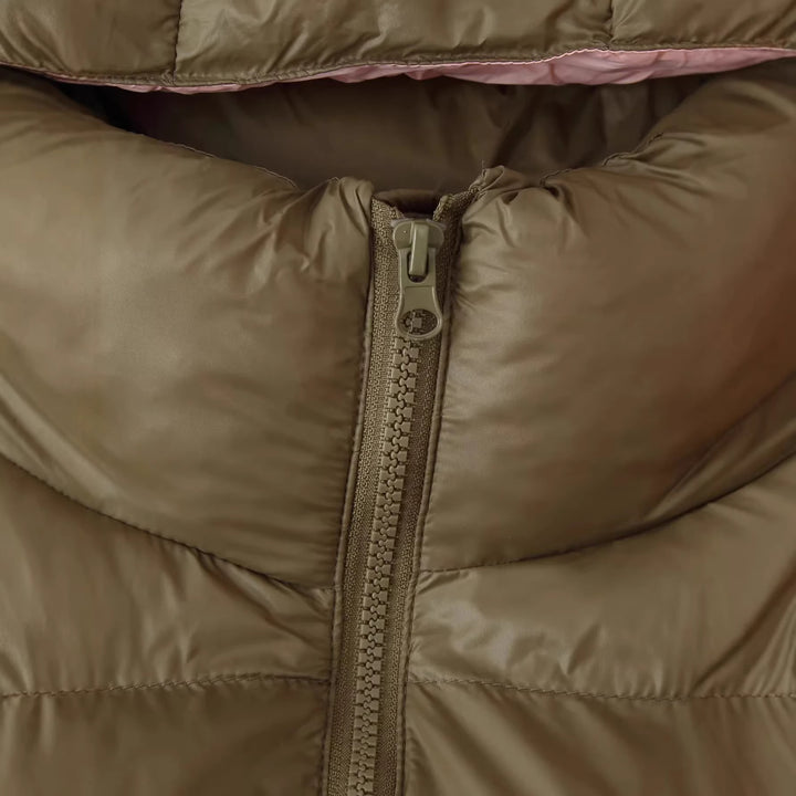 Damen nan wattierte Steppjacke mit abnehmbarer Kapuze, hohem Kragen und großen Pattentaschen Drune