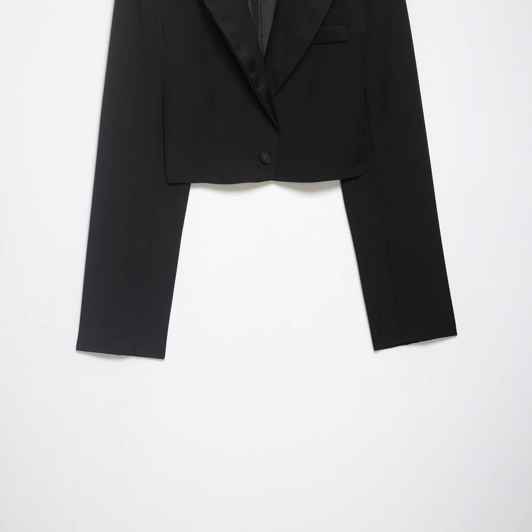 Damen Kurzblazer im Smokingstil mit Satinrevers, taillierter Cropped‑Silhouette Drune
