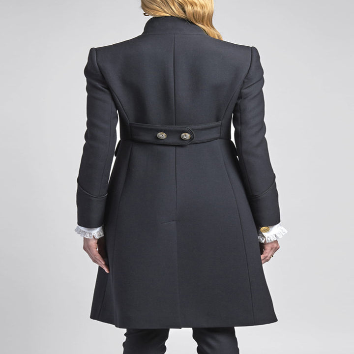 Damen Taillierter Mantel im Uniform‑Tailoring mit Stehkragen, Zierknopfleiste und Pattentaschen Drune