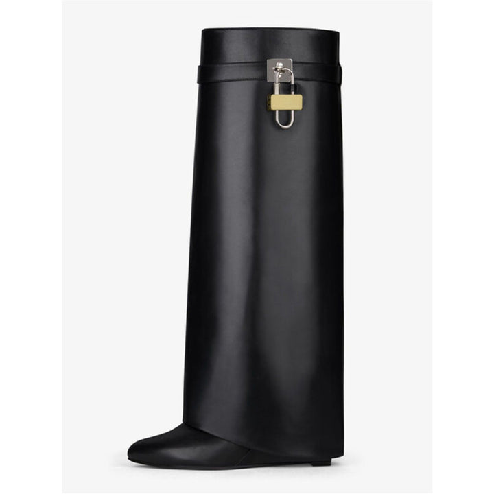 Damen Kniehohe Lederoptik‑Stiefel mit spitzer Zehenkappe, flachem Absatz und Schlossapplikation Drune