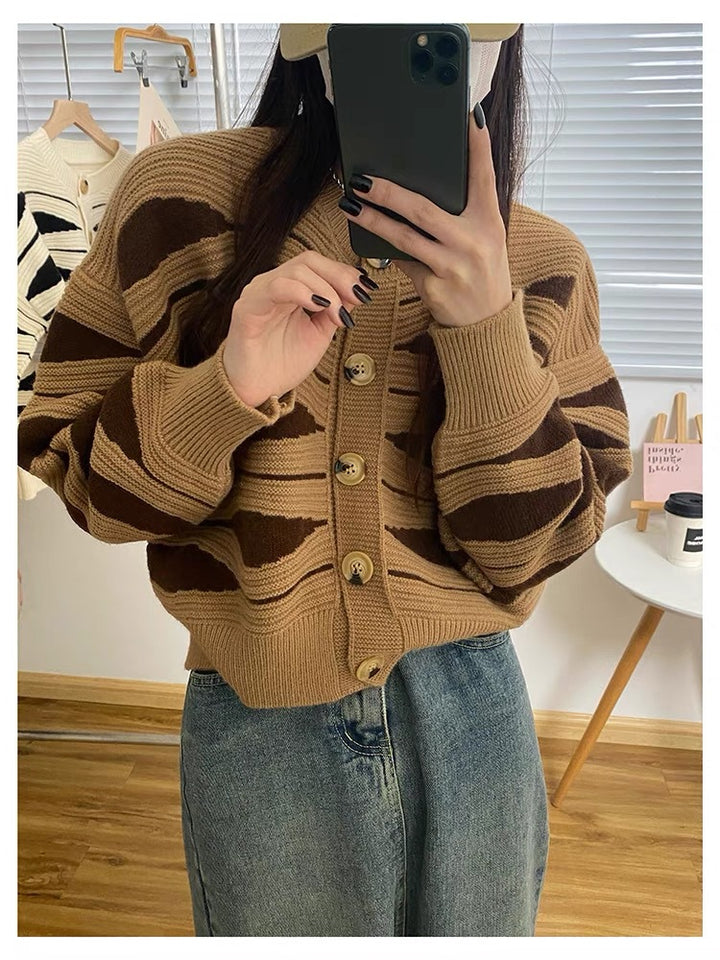 Damen Strickjacke mit kunstvollem Wellenmuster und großen Holzknöpfen Drune