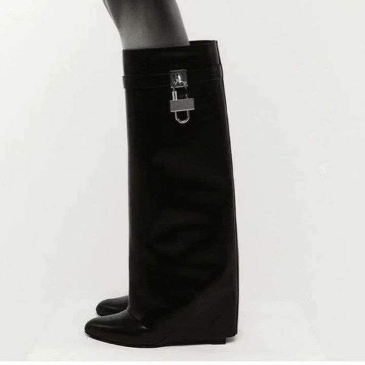 Damen kniehohe Lederstiefel mit geradem Schaft, flacher Sohle und Zierschloss Drune