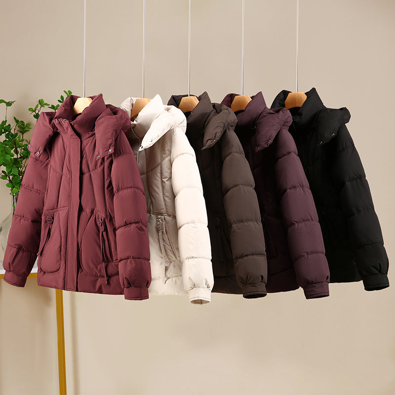 Damen Kurzjacke im Puffer‑Look mit Kapuze, taillierender Schnitt und Reißverschluss Drune