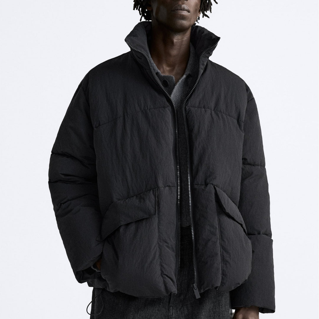 Herren Kurz geschnittener Pufferblouson aus Daunenoptik mit hohem Stehkragen und Pattentaschen Drune