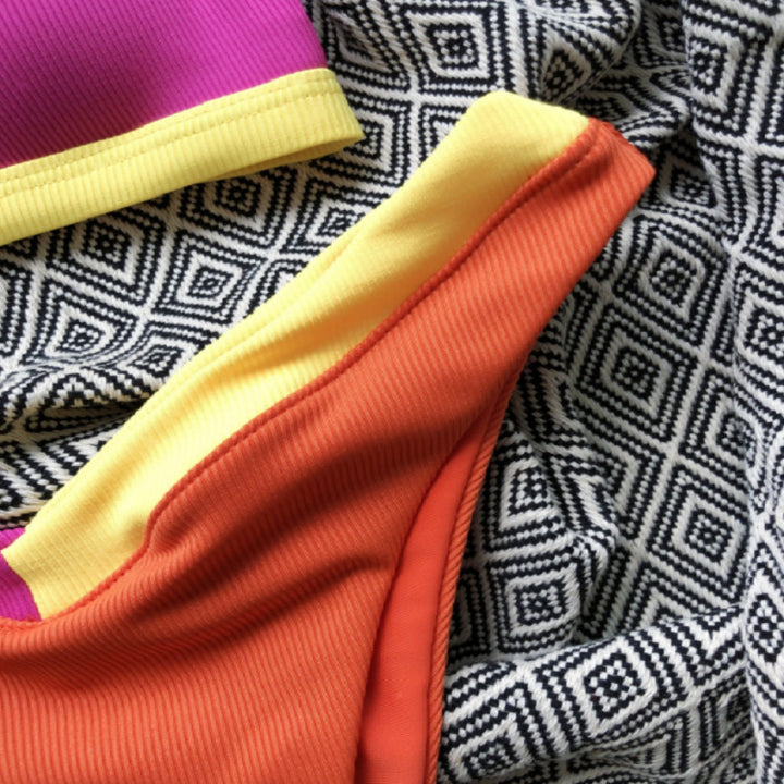 Damen Bikini-Set mit modischem V-Ausschnitt und sportlichen Akzenten Drune