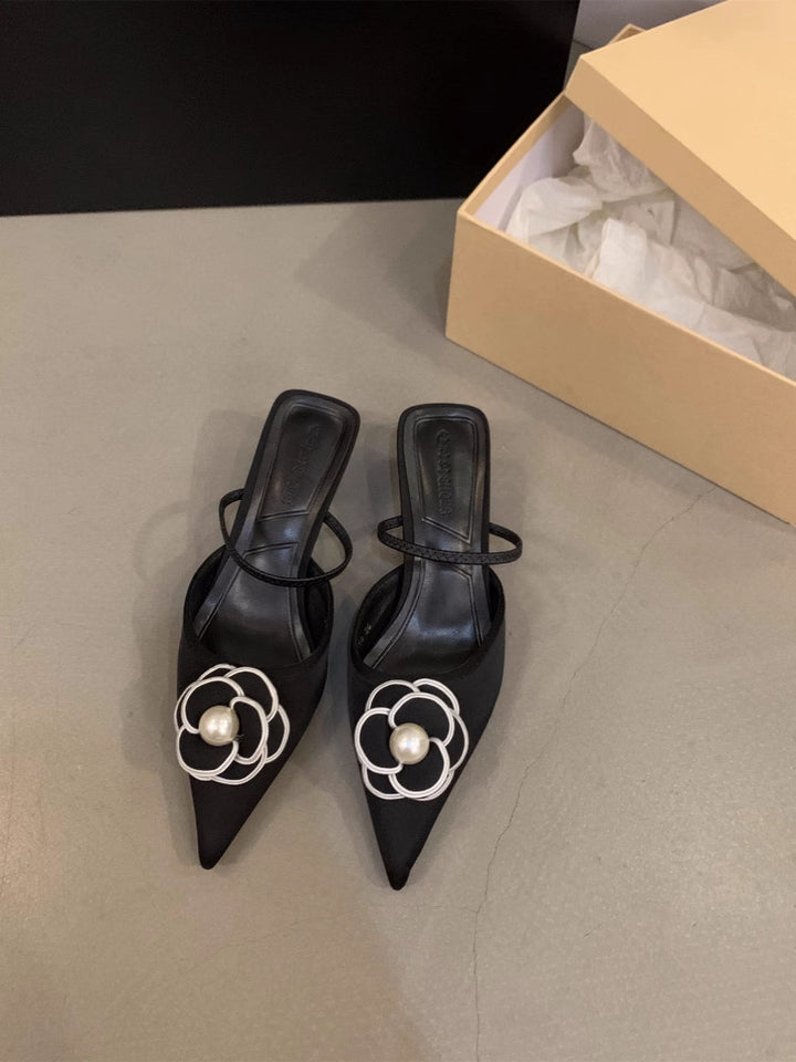 Damen spitz zulaufende Satin‑Mules mit zartem Knöchelriemen und Perlen‑Blütenapplikation Drune