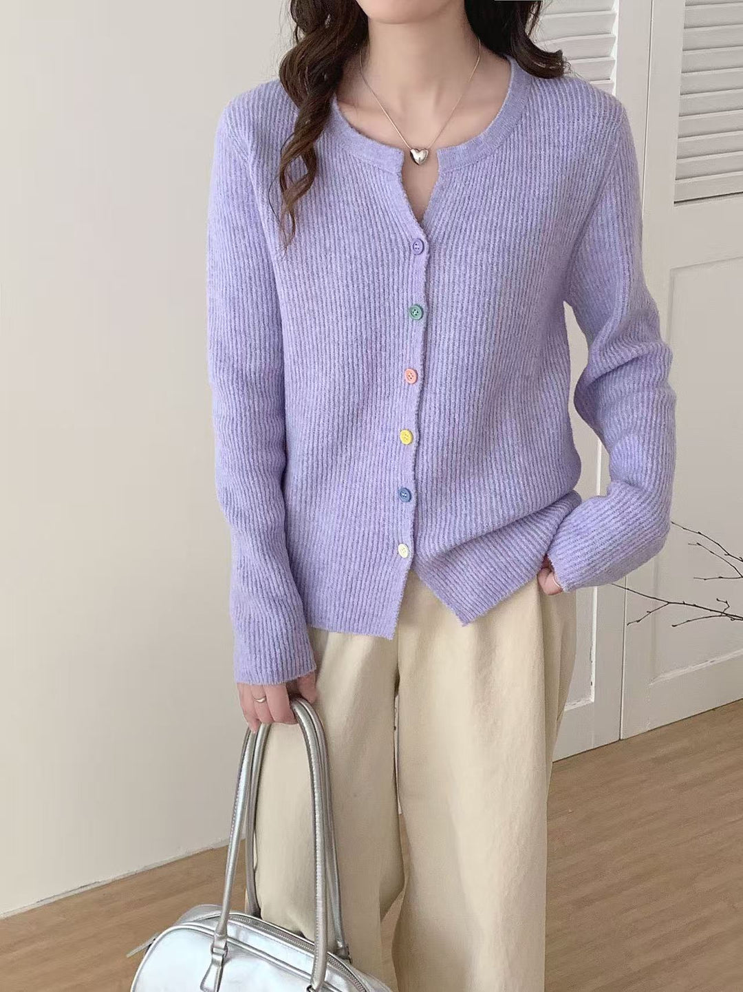 Damen kuscheliga Strickjacke mit bunten Knopfdetails und feiner Rippstruktur Drune