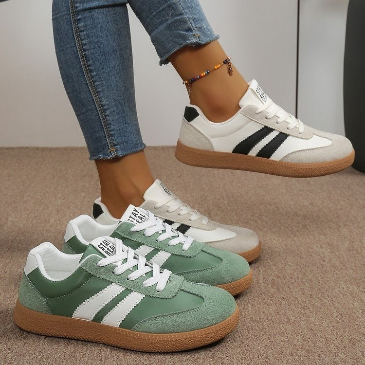 Damen Retro Sneaker mit Gummisohle, Velours‑Details und markanten Seitenstreifen Drune