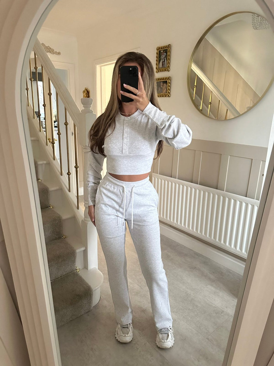 Damen lässiges Freizeit-Set mit cropped Sweatshirt und bequemen Jogginghose Drune