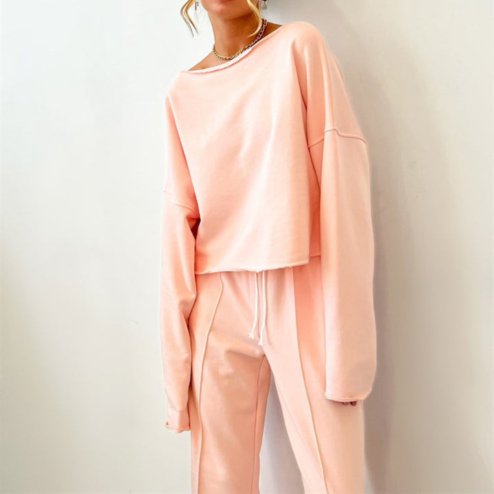 Damen lässiger Sweatshirt und weite Hose im entspannten Stil