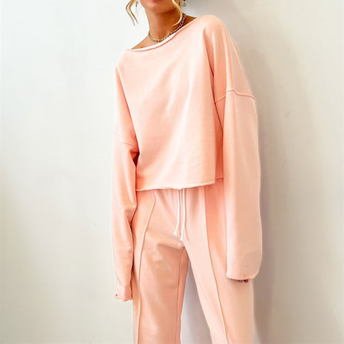 Damen lässiger Sweatshirt und weite Hose im entspannten Stil