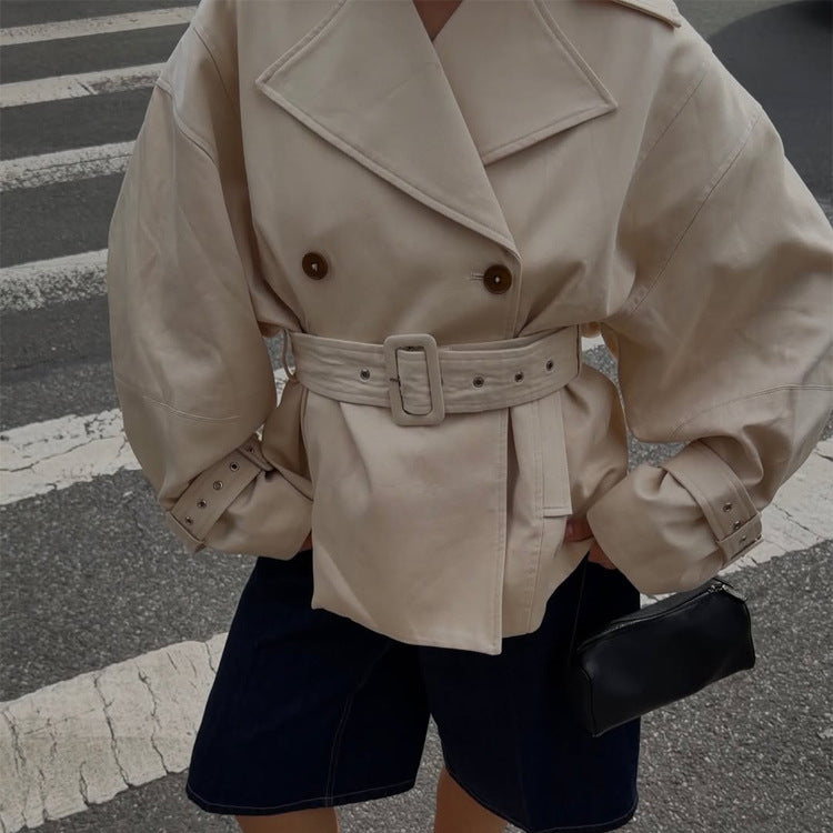 Damen Kurz-Trenchcoat mit tailliertem Gürtel, weitem Revers und kastiger Silhouette Drune