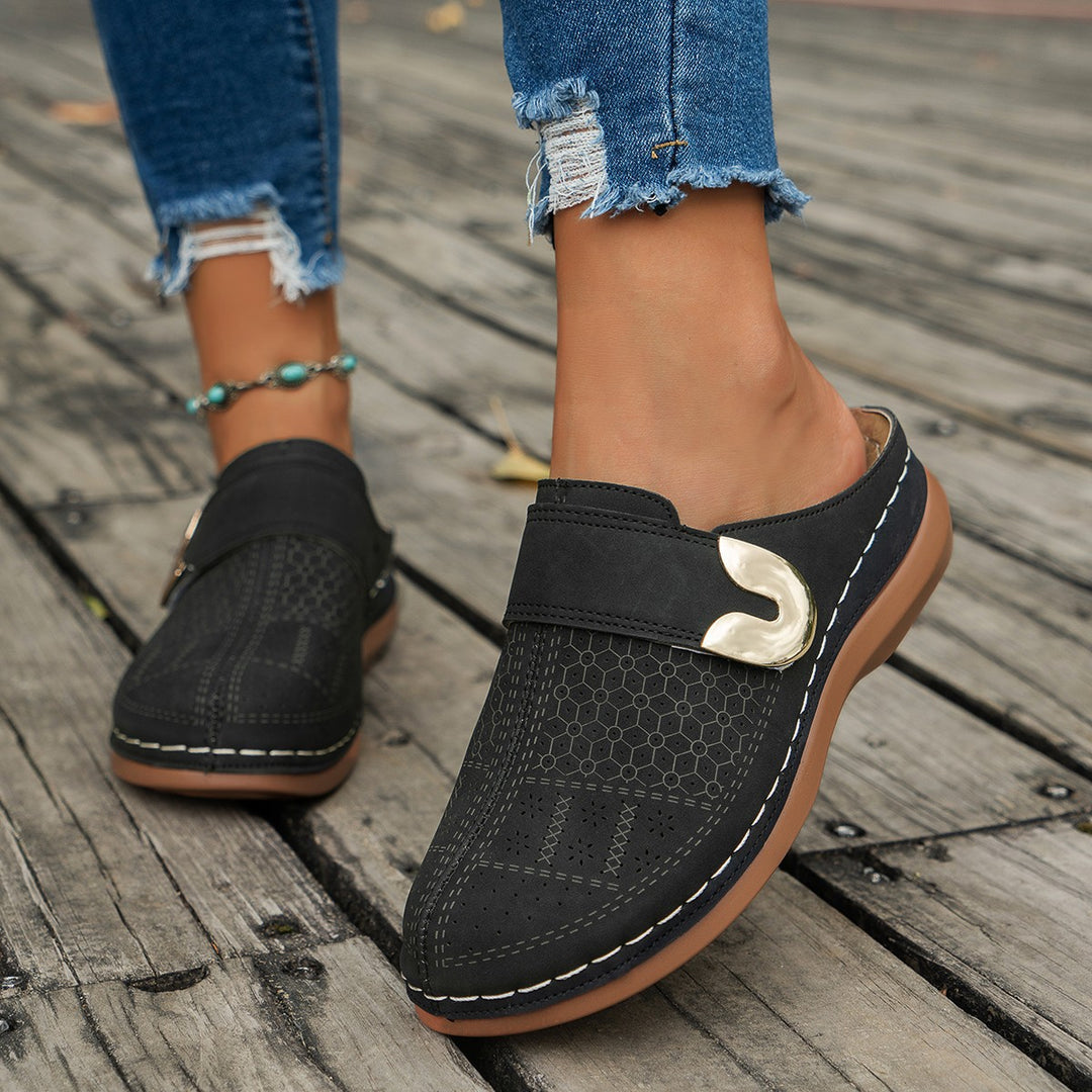 Damen Bequeme Slipper‑Pantoletten mit verstellbarem Schnallenriemen und dekorativer Perforation Drune