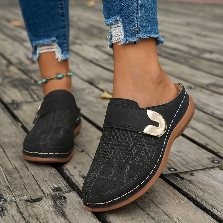 Damen Bequeme Slipper‑Pantoletten mit verstellbarem Schnallenriemen und dekorativer Perforation Drune