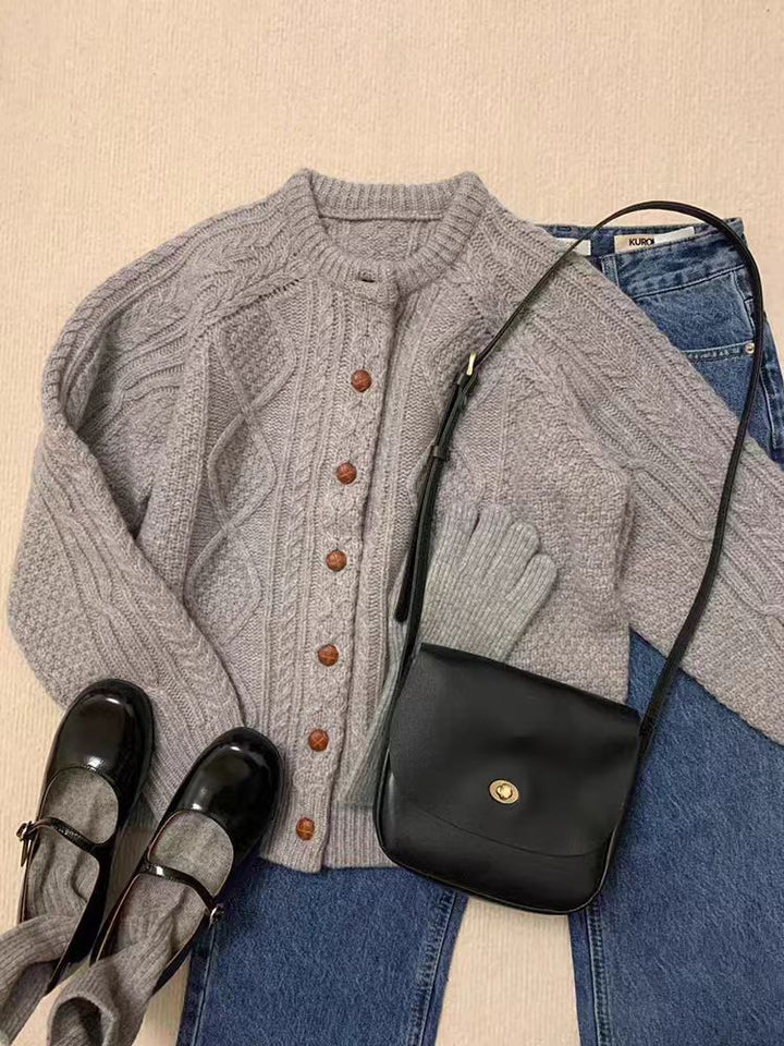 Damen Strick-Cardigan im Aran‑Stil mit Zopf‑ und Perlmuster sowie Holzknopfleiste Drune