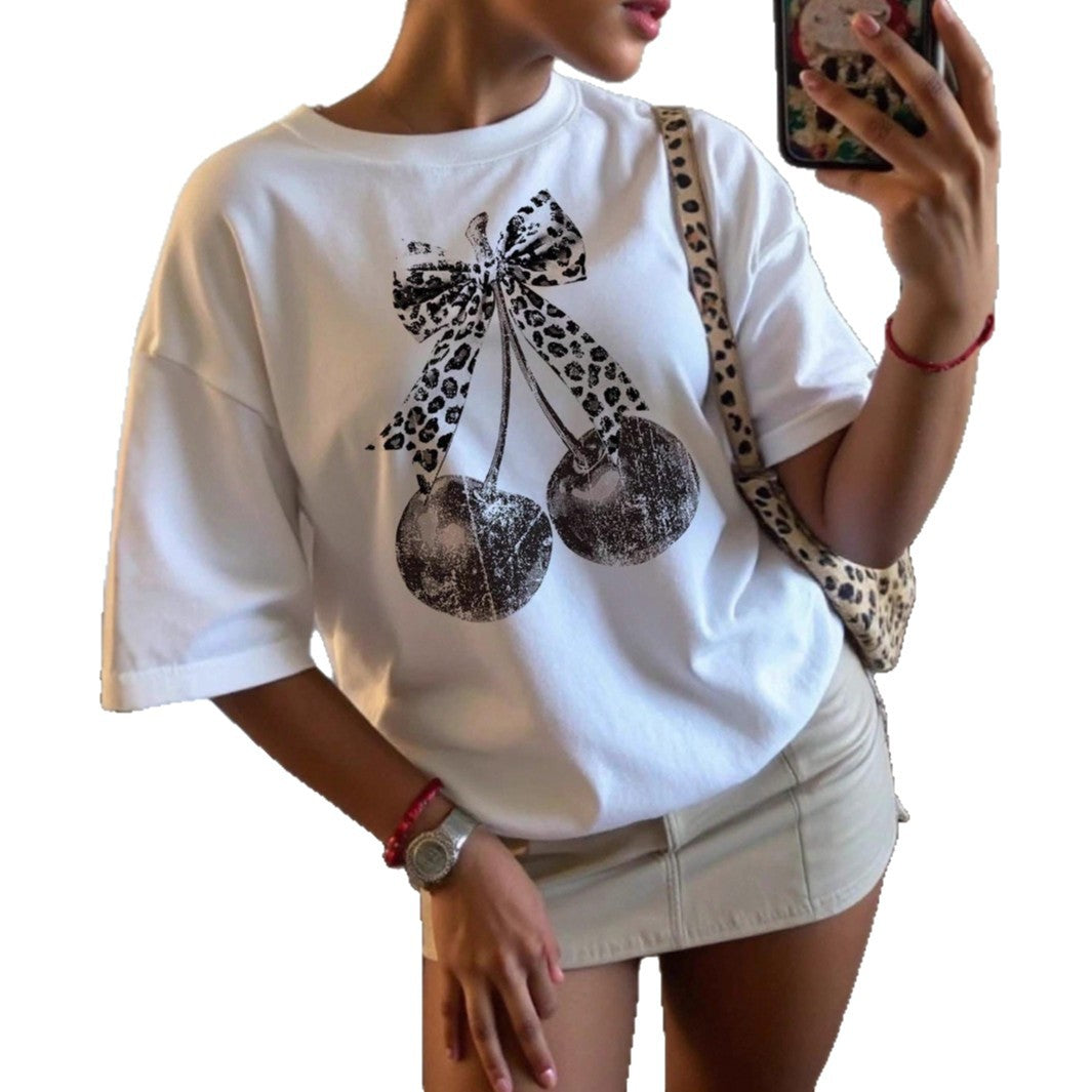 Damen T-Shirt mit kreativem Kirschmotiv und Leopardenband Drune