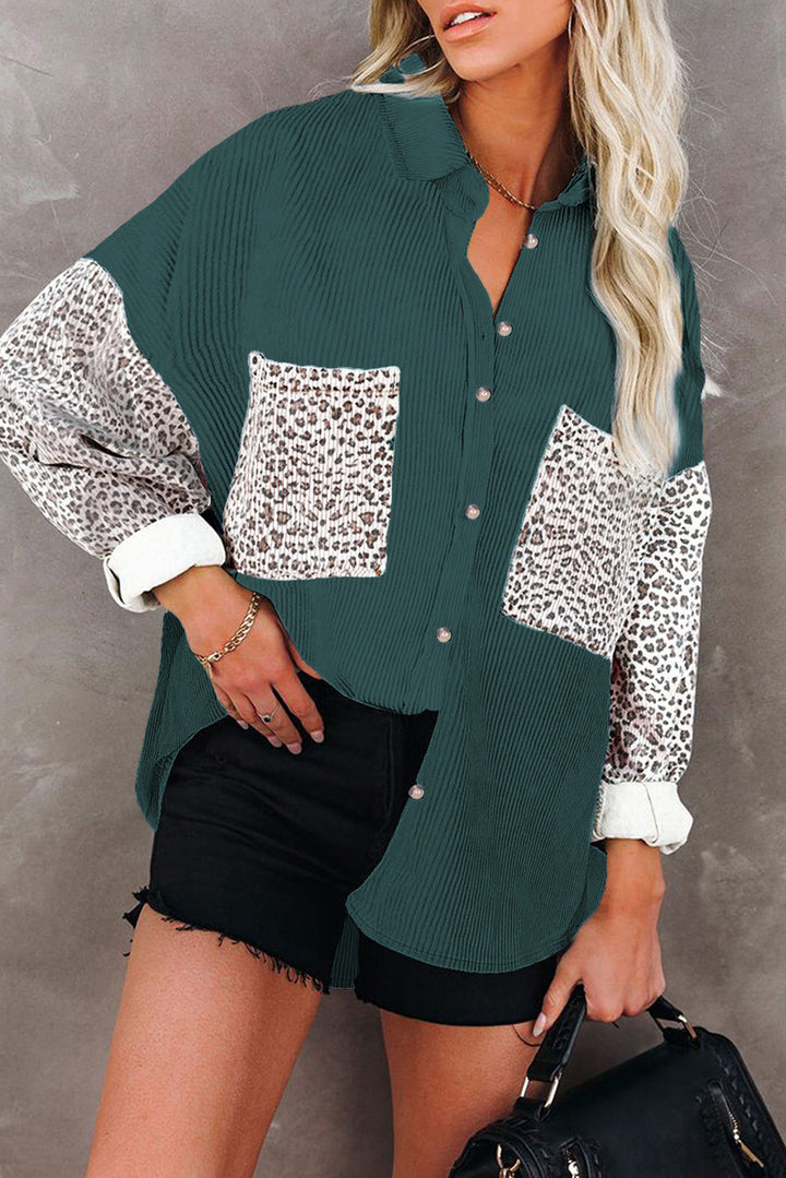 Damen Oversize-Cordhemd mit durchgehender Knopfleiste, Leo-Kontrastärmeln und aufgesetzten Taschen Drune