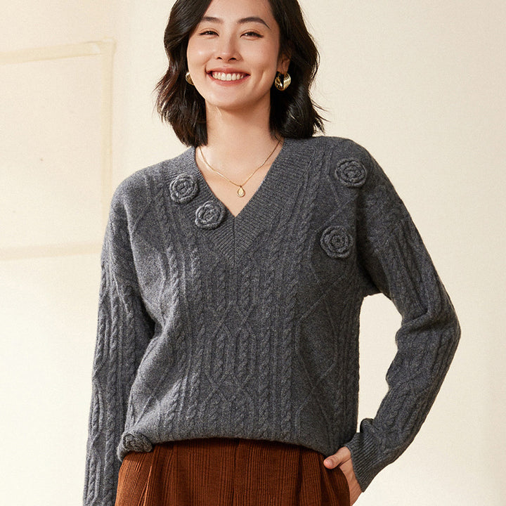Damen Zopfmuster-V-Pullover mit dreidimensionalen Blumenapplikationen aus weichem Wollmix Drune