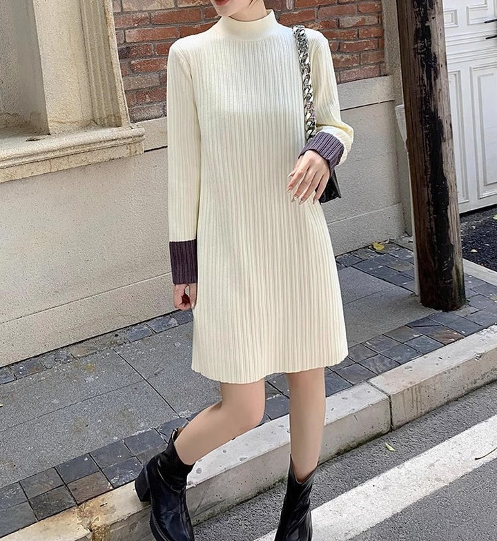 Damen Strickkleid mit hohem Kragen und kontrastierenden Ärmeln Drune
