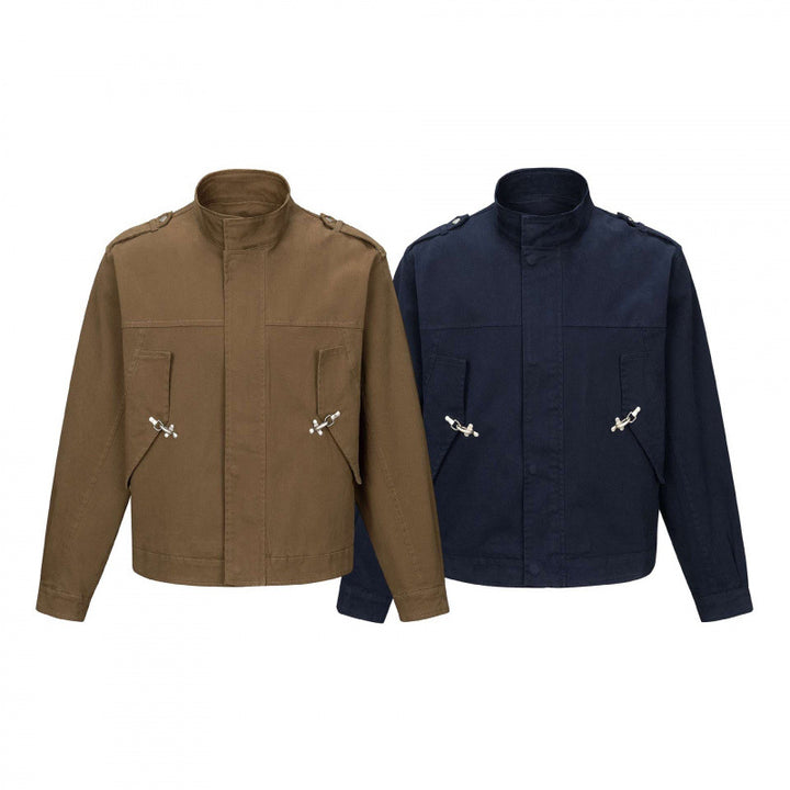 Herren Kurz geschnittene Field‑Jacke aus Baumwoll‑Canvas mit Stehkragen, Schulterklappen und verstellbaren Pattentaschen Drune