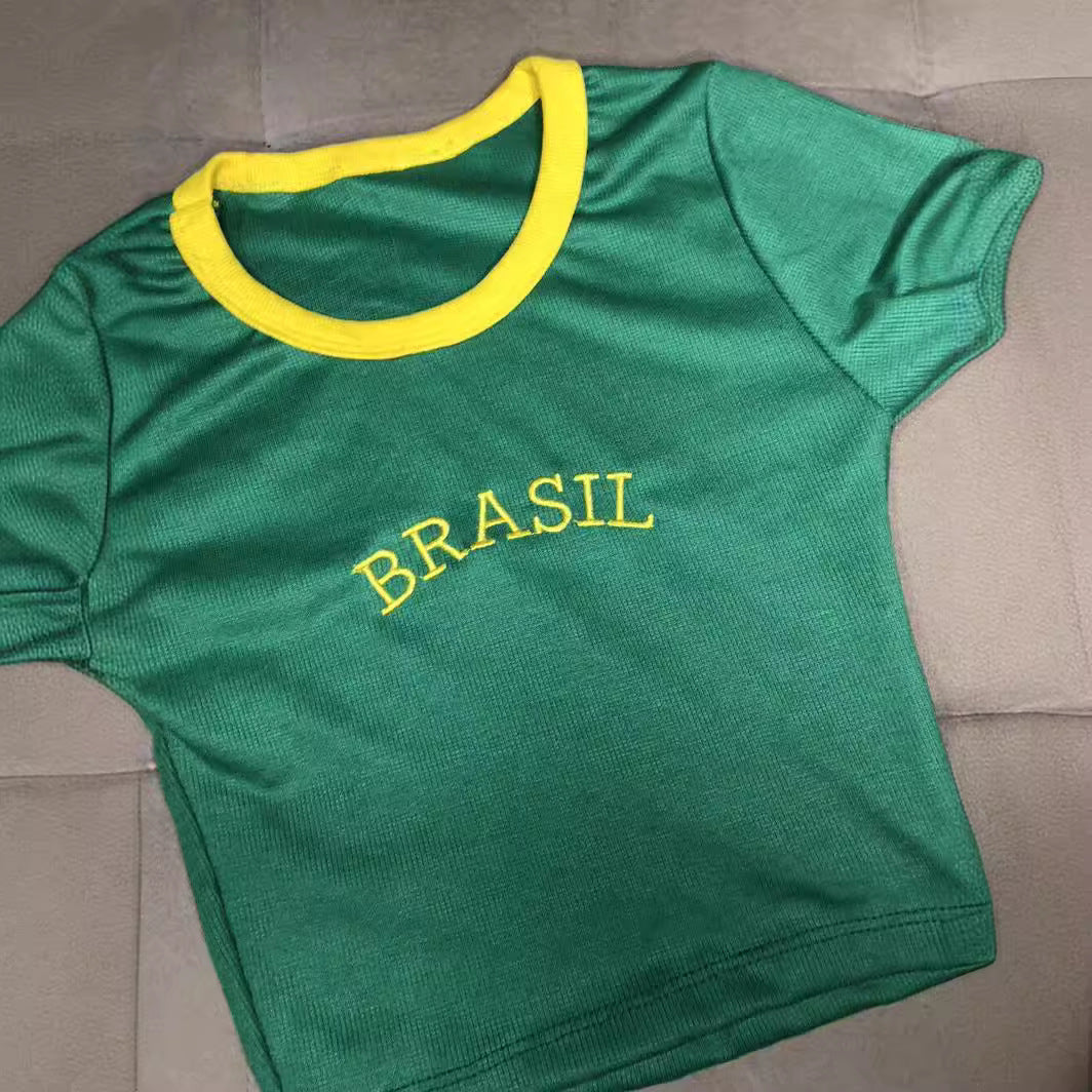 Damen Crop T-Shirt mit Brasil Schriftzug und bunten Akzenten Drune