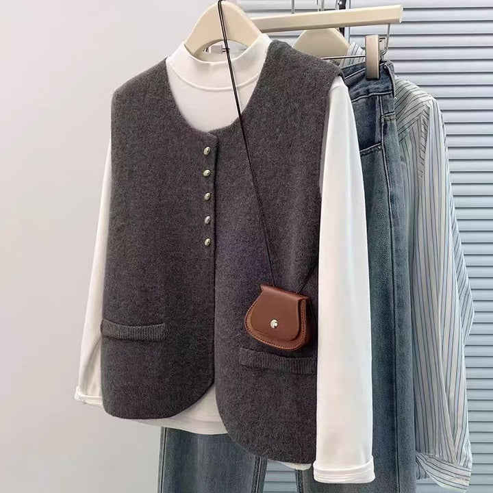 Damen Kurzgeschnittene Ärmellose Strickweste mit Perlenknopfleiste und aufgesetzten Taschen Drune