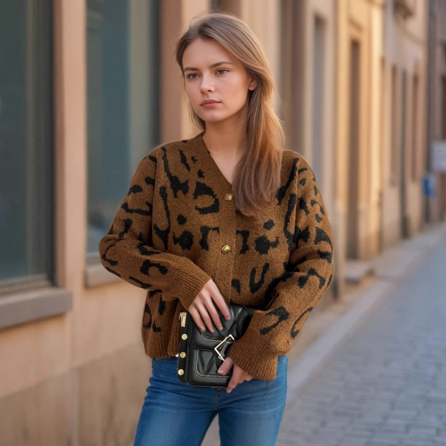 Damen modische Strickjacke mit animalischem Muster und goldenen Knöpfen Drune