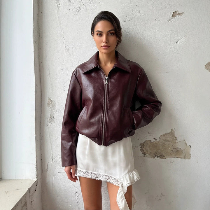 Damen Kurzjacke aus veganer Glattleder‑Optik mit spitzem Hemdkragen und frontalem Reißverschluss Drune