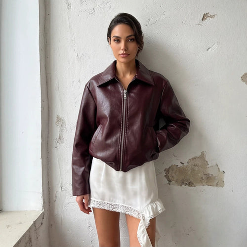 Damen Kurzjacke aus veganer Glattleder‑Optik mit spitzem Hemdkragen und frontalem Reißverschluss Drune
